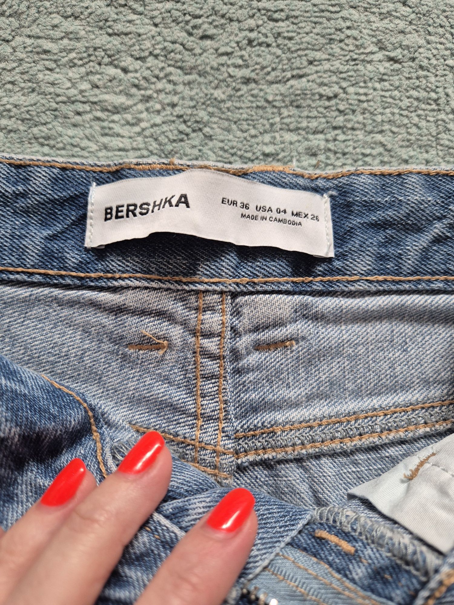 Blugi bershka cu strasuri /pietre