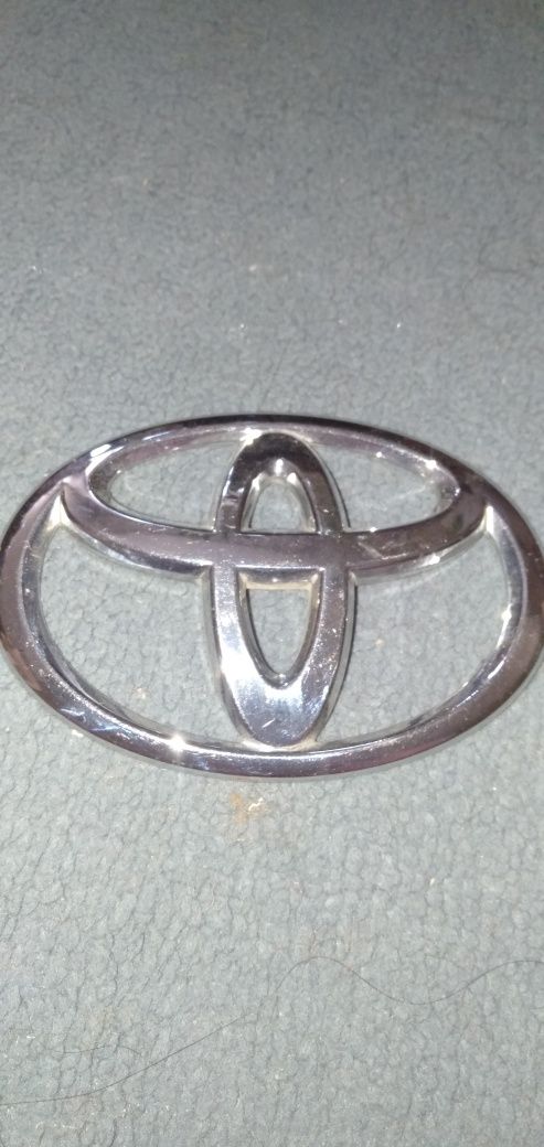 Продам эмблему Тойота Каролла 2011