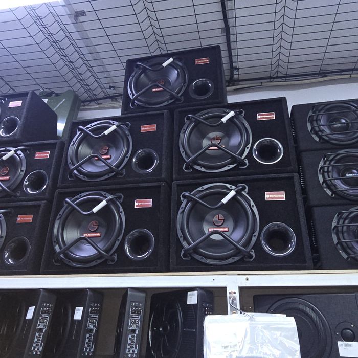 Большие сабуферы по 50 тысячи. Активный встроенный усилитель звука