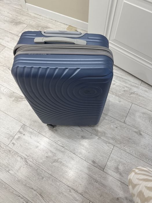 Продам чемодан в хорошем состоянии