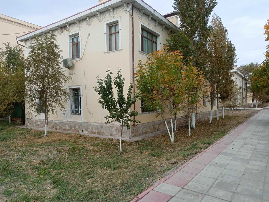 Двухкомнатная квартира  50 м.кв на первом этаже .