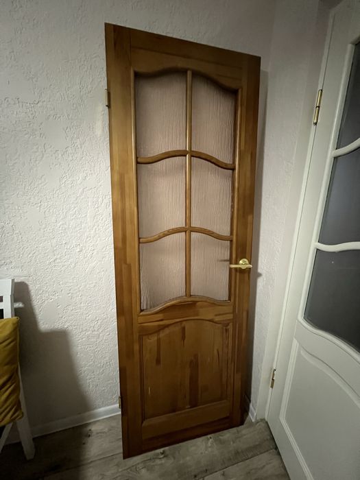 Продам чисто деревянную дверь