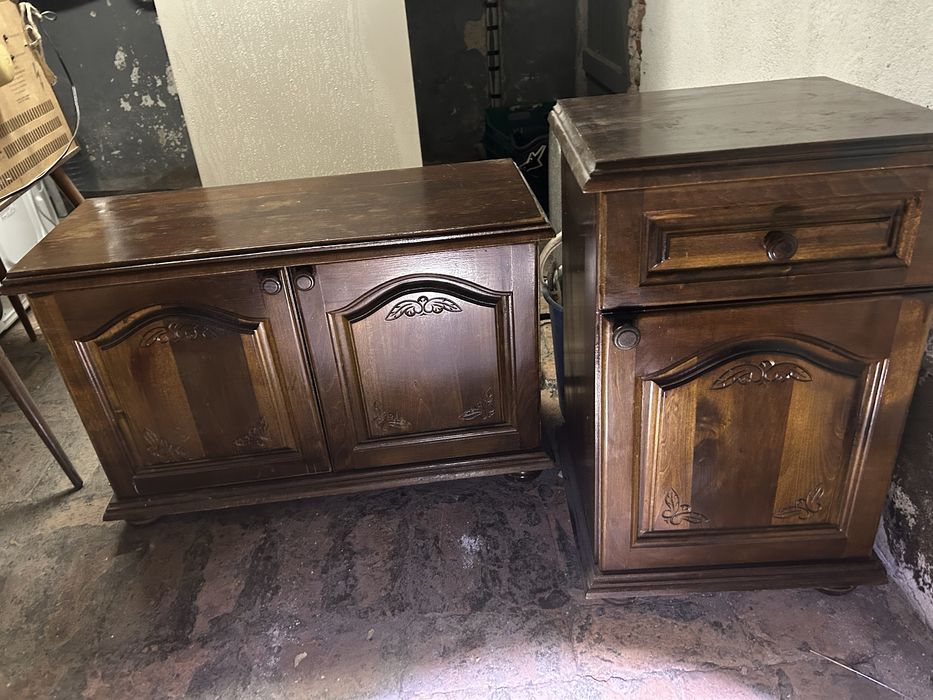 Стара шевна машина, шкафчета,стар телевизор и огледало.