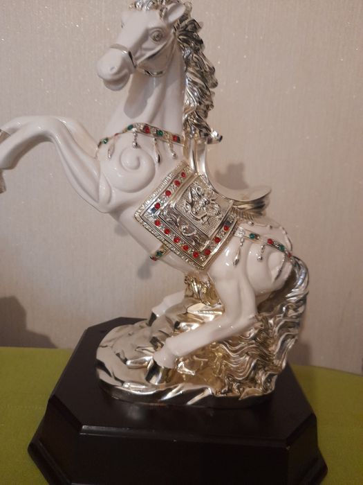 Настольный сувенир, белый конь