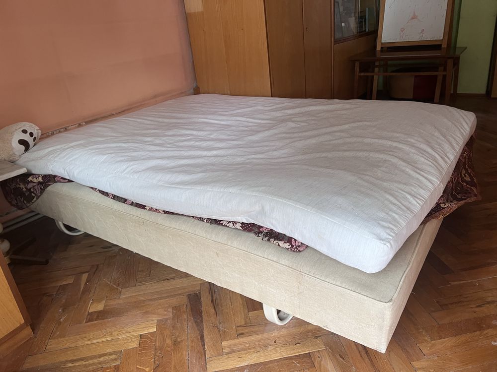 2 ъглови легла с матраци + спалня + ракла
