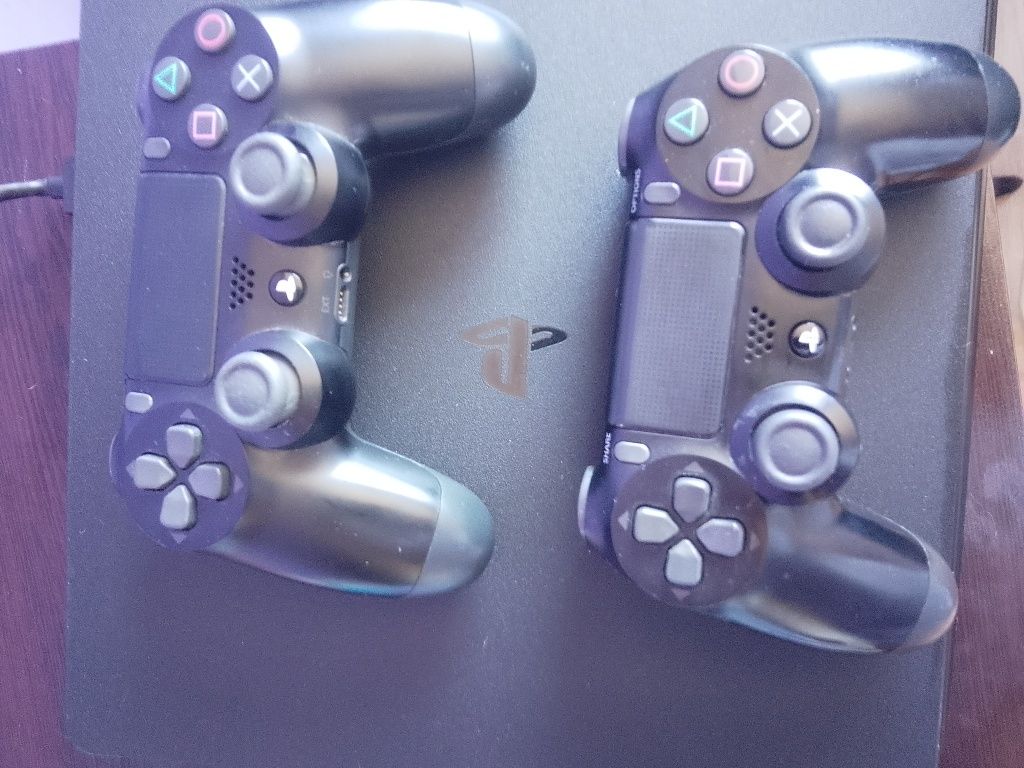 Sony PlayStation 4 Slim, модел CUH-2116B.