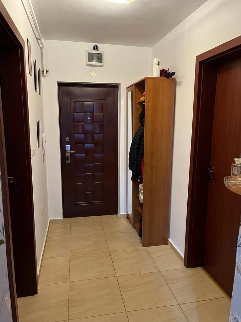 Vind  apartament 2 camere