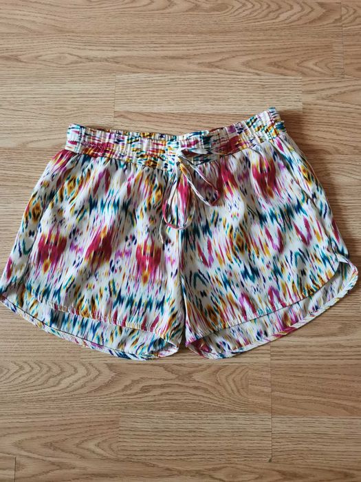 Pantaloni scurți colorați