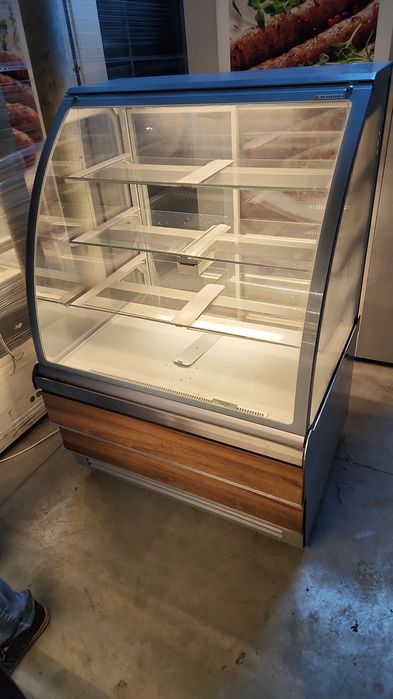 Vitrina frigorifica prăjituri torturi