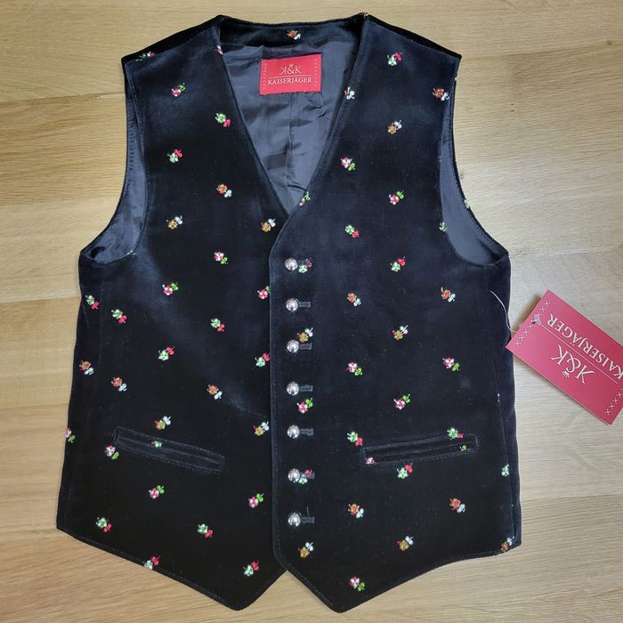 Vesta, cămăși H&M și tricou