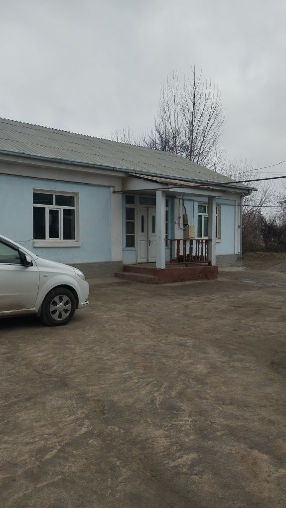 Uy hovli sotiladi