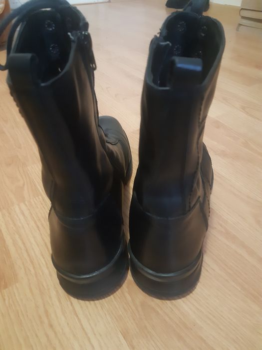 Bocanci bărbătești mărimea 44 .