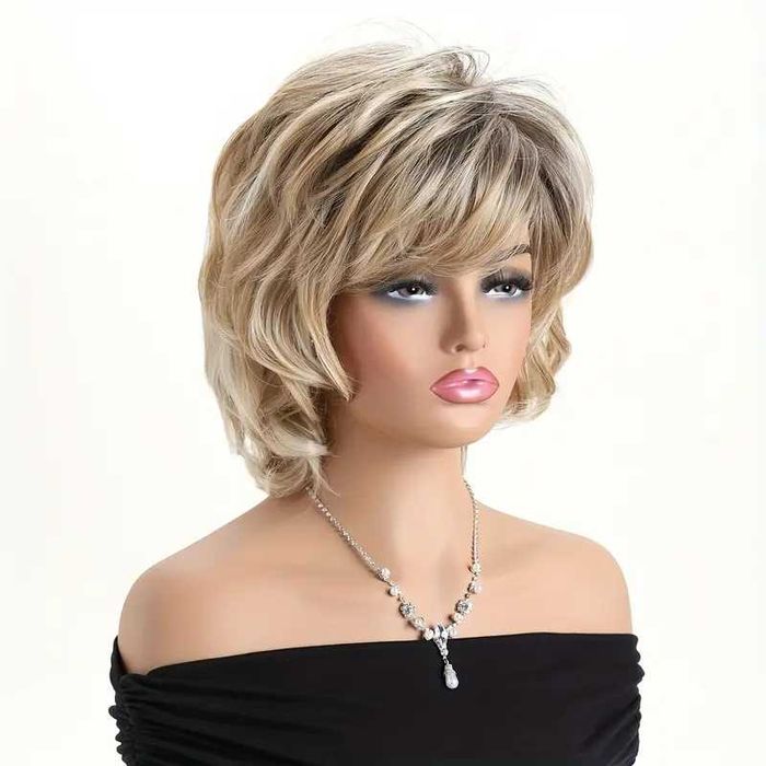 Къса дамска златисто руса перука с фини светли кичур и тъмни корени