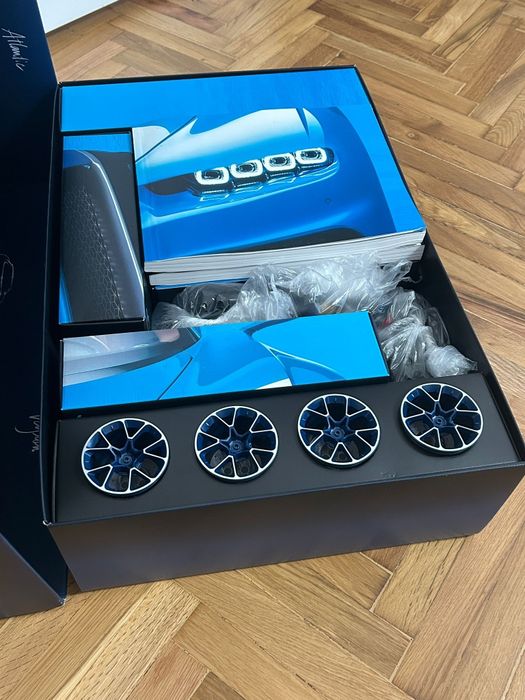 Vând Lego Tehnic Bugatti Chiron,stare perfecta.