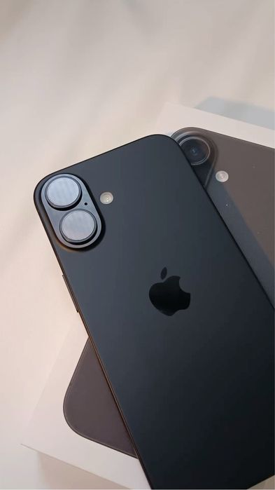 Iphone 16 128 black идеальном состоянии на гарантии без царапин