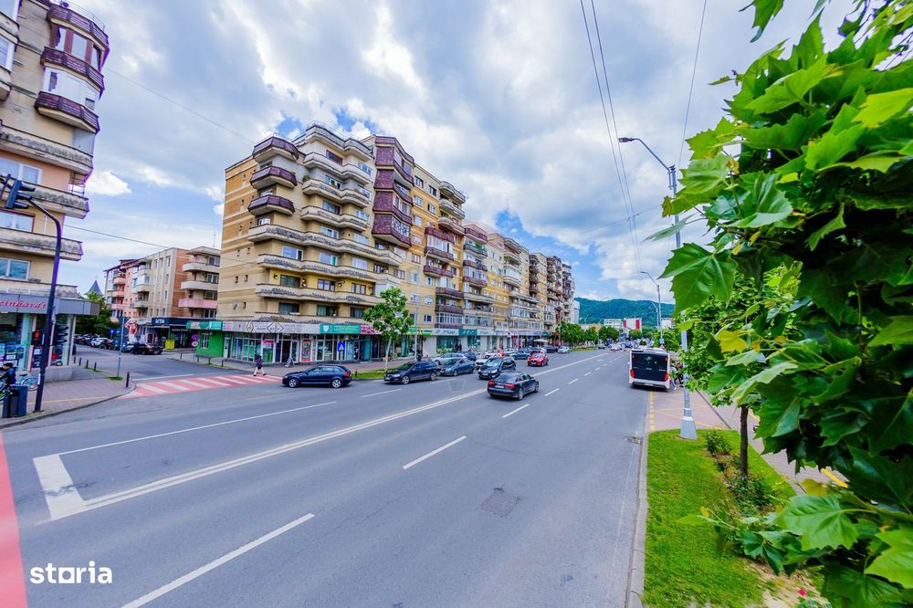 DE VANZARE pe Bld. Unirii- apartament cu 3 camere, boxa și garaj
