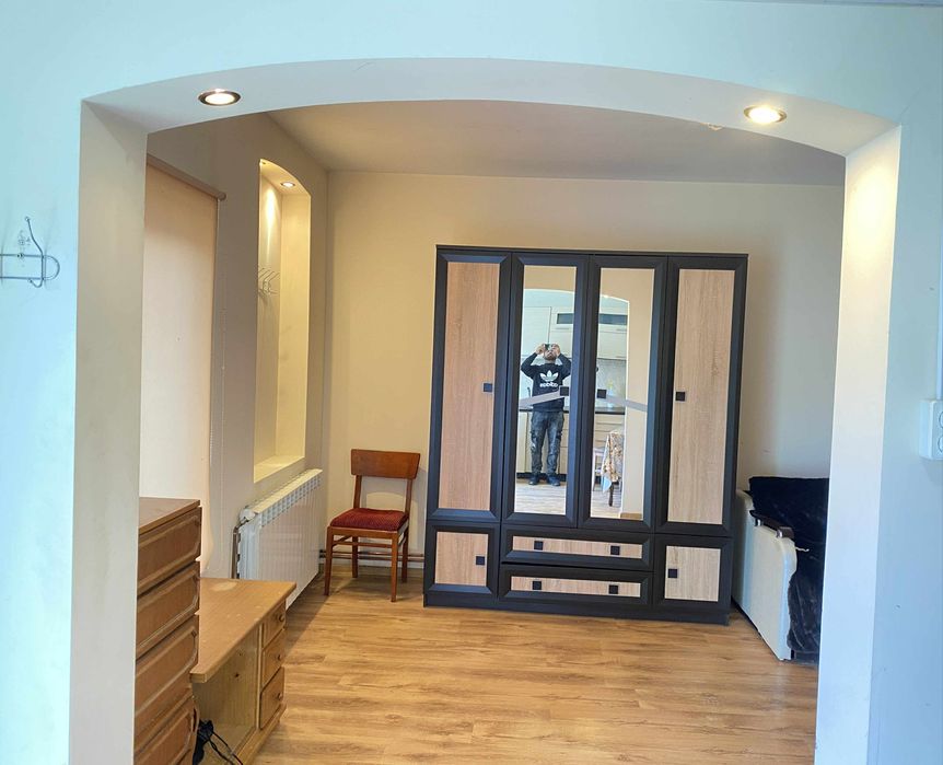 Vând garsoniera utilată