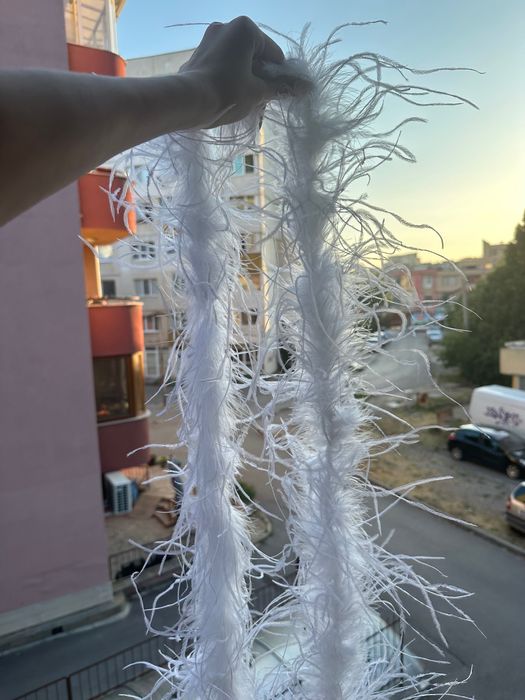 Пера от боа на шалове в различна гама от цветове