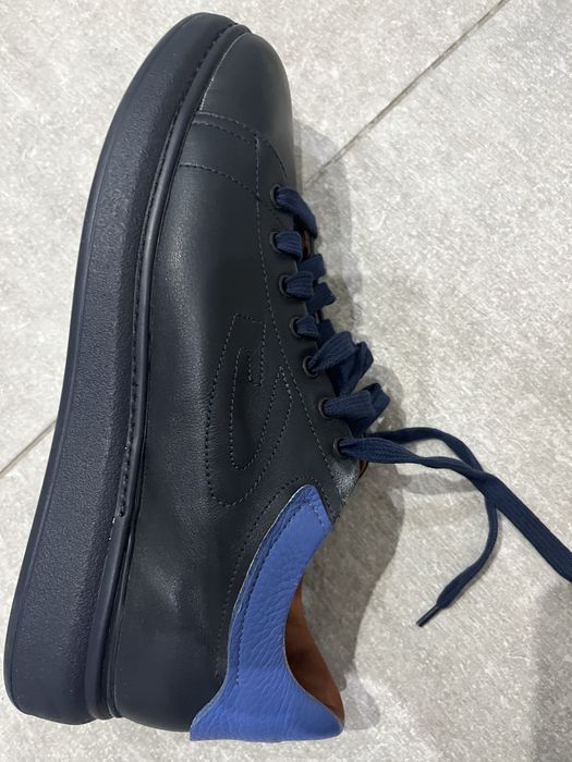 Тъмно сини обувки