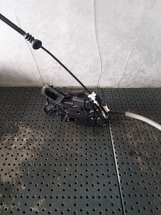 Broasca usa stanga fata skoda yeti 5l 5k1837015b