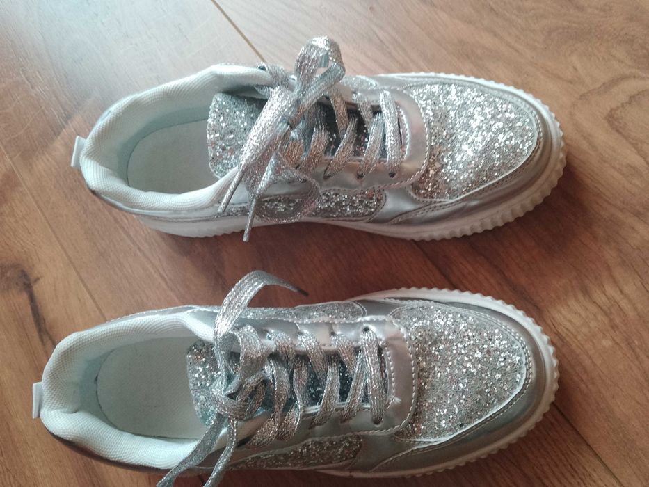 НОВИ ЛАЧЕНИ МАРАТОНКИ, блестящи с пайети. ШИК