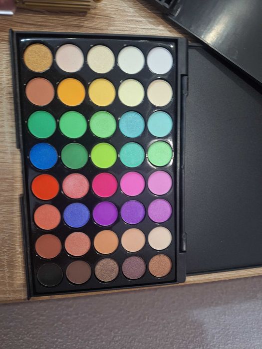 Продавам тези чисто нови палитри и червило на borjois