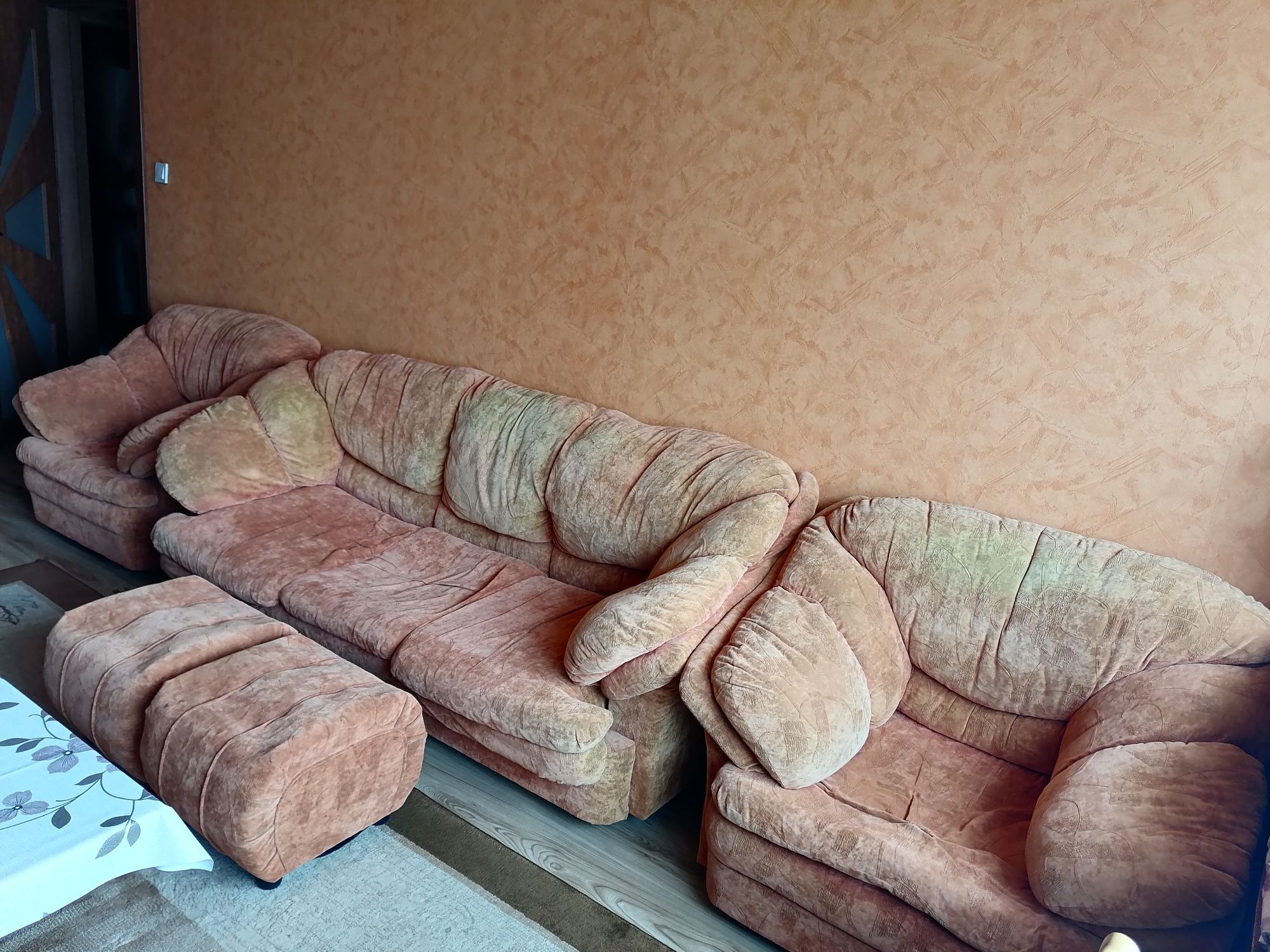 Диван с фотьойли и табуретки