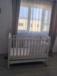 Set pătuț bebe lemn masiv + saltea+protecții–totul inclus,impecabil