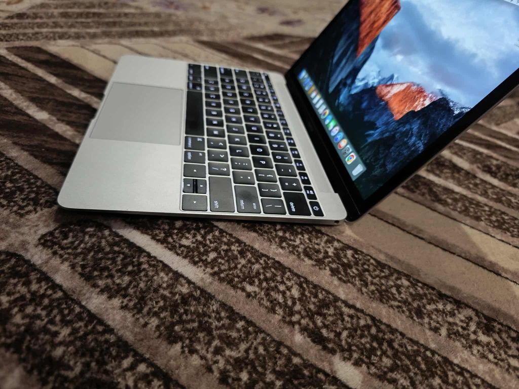 MacBook 8RAM 512G