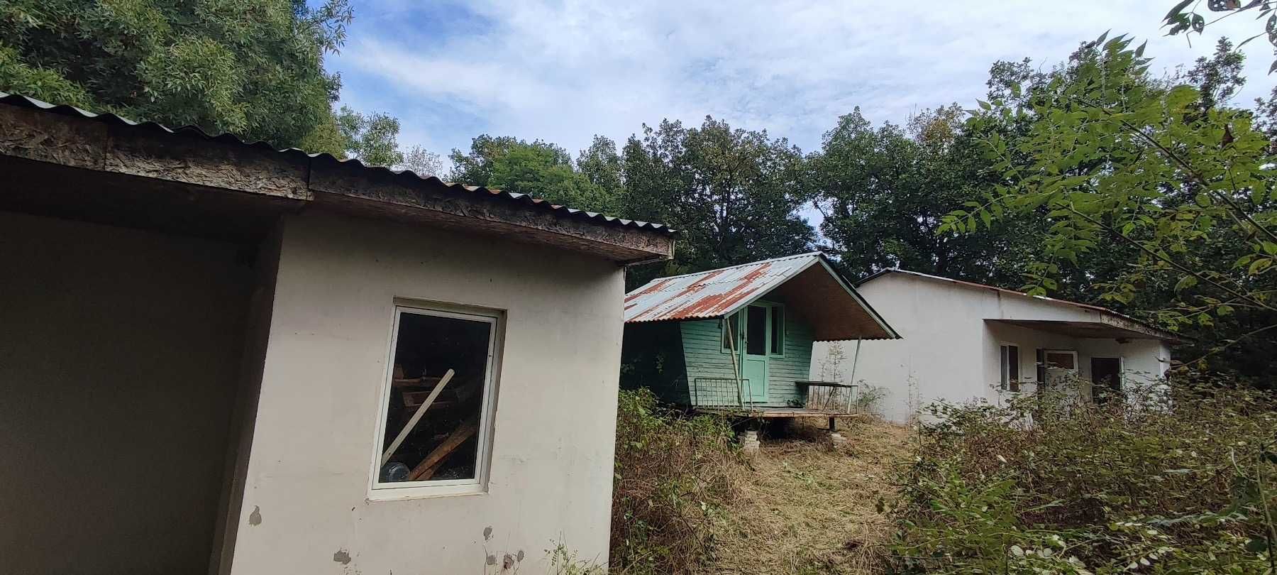 Продавам земя с бунгала в Синеморец