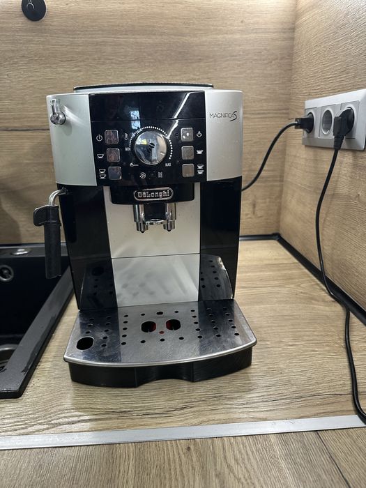 Продавам кафеавтомат (кафе машина )delonghi(делонги) magnifica s