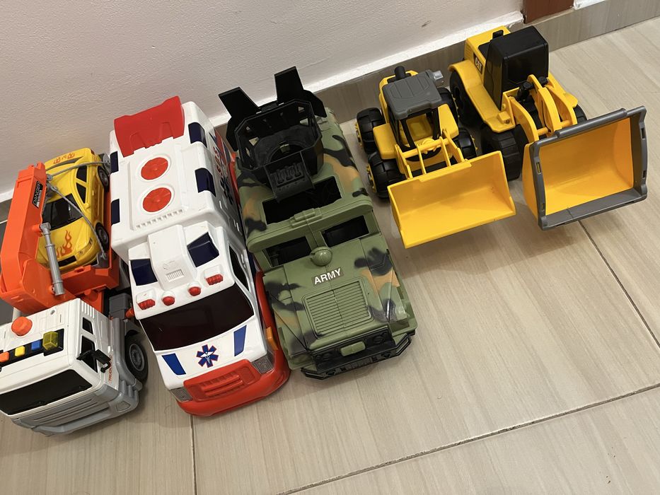 Камион пътна помощ, линейка, военнен камион, багер CAT