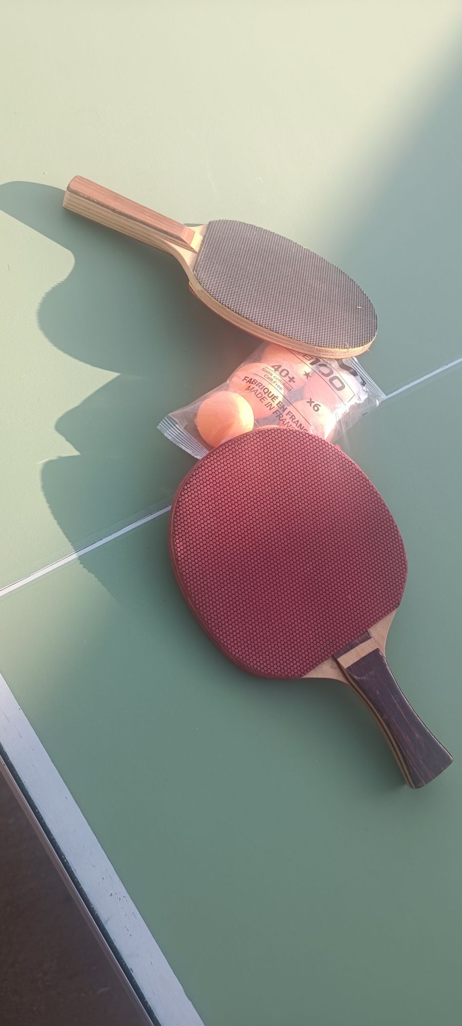 Masă de tenis :palete și mingii