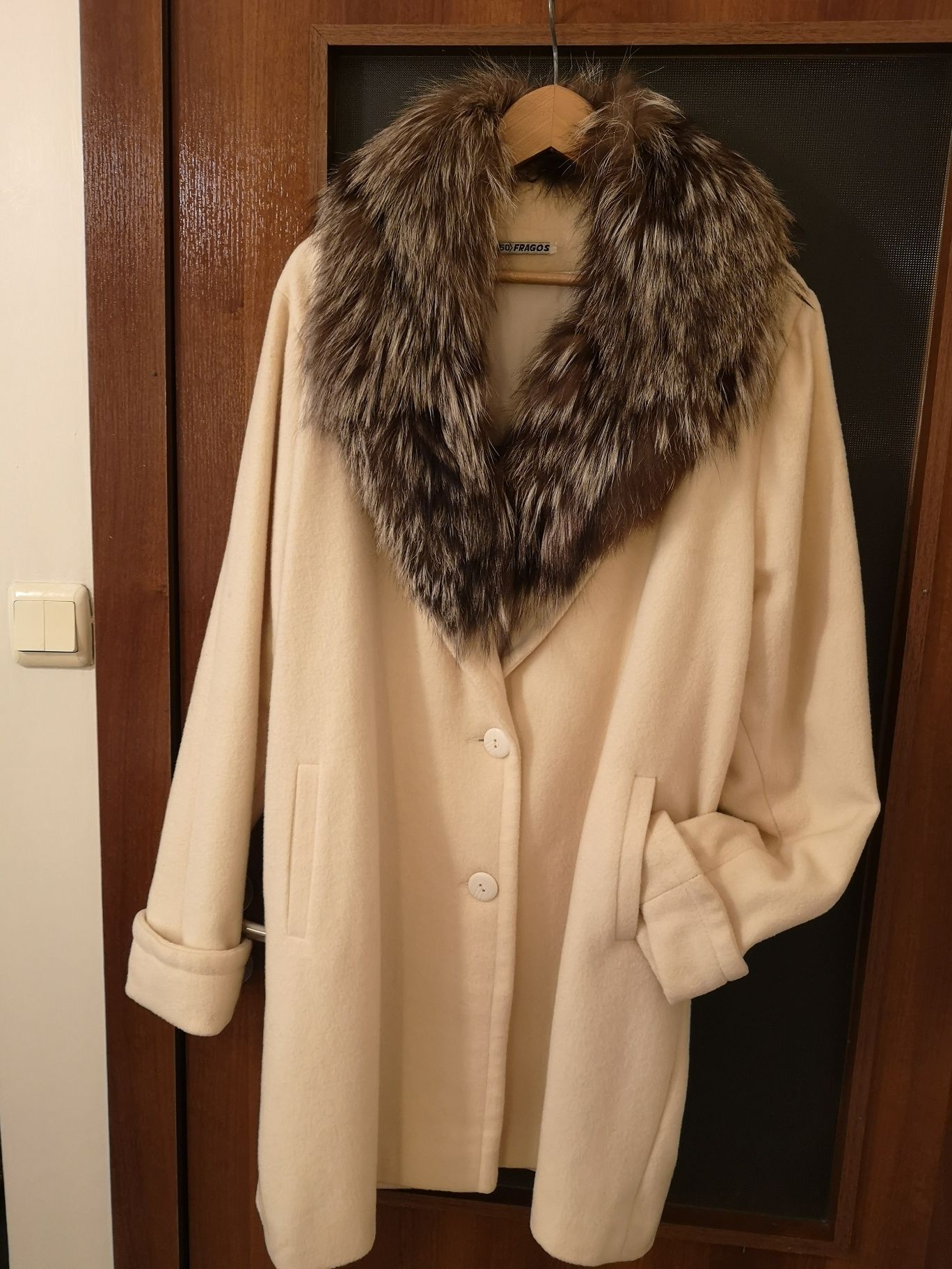 Дамско палто с яка от естествена лисица.