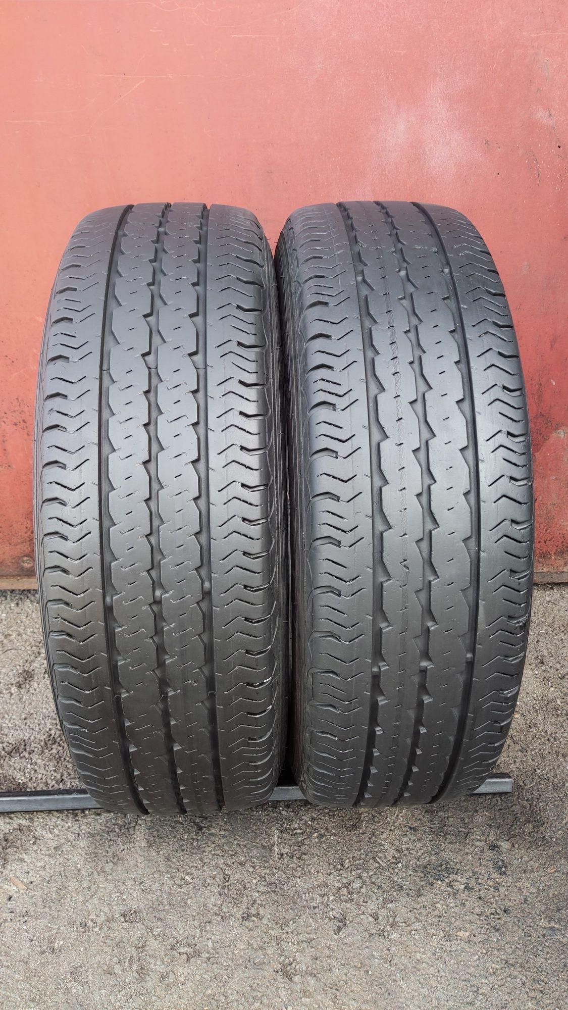 2бр. бусови гуми 205/75/16C, Pirelli 
6.88mm
dot22
Добро състояние на