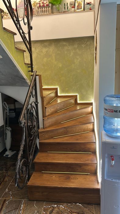 Scări din lemn masiv, trepte, contratrepte, balustradă, riflaj