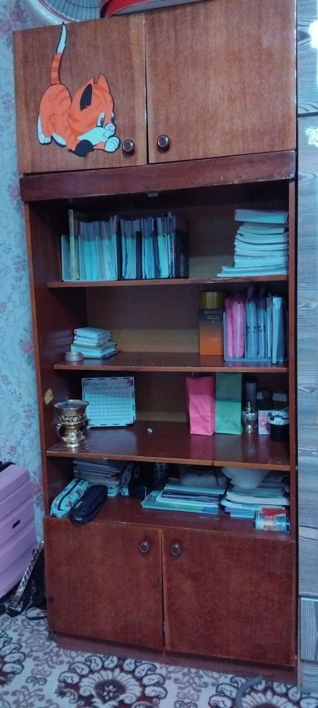 Продаю срочно книжный уголок