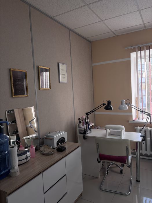 Сдам в аренду маникюрный стол и кушетку