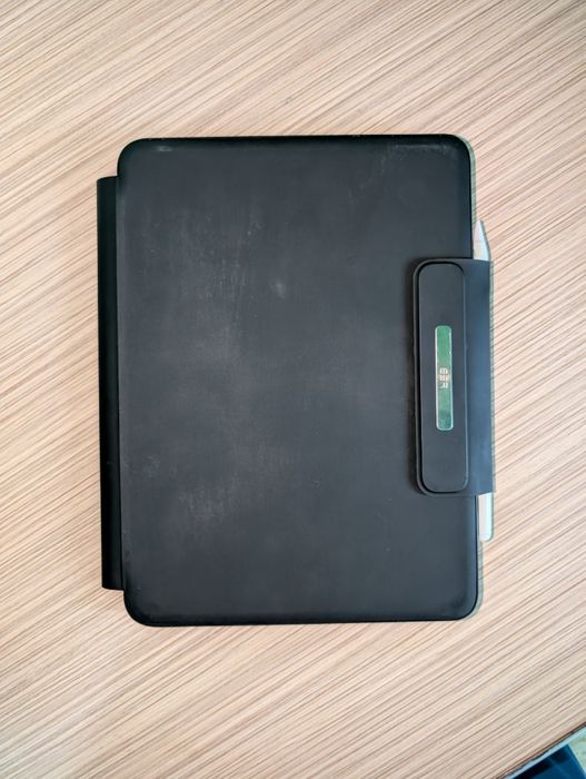 iPad 10.9 (2022), 64GB cu husă ESR şi stilou Next ONE (istyle.ro)