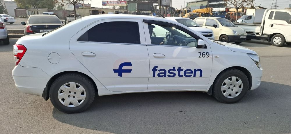 Brend yopishtirish va magnit