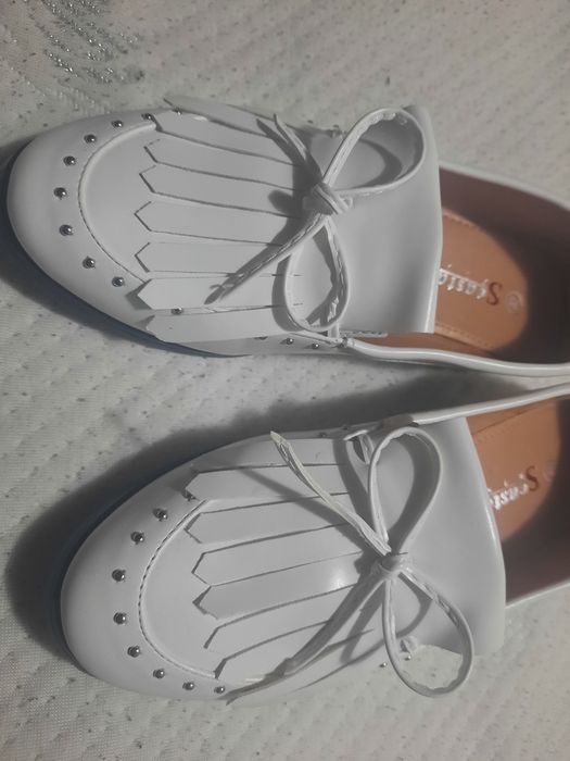 Loafers albi, nr 36. NOI.  Recomand pentru un picior ingust.