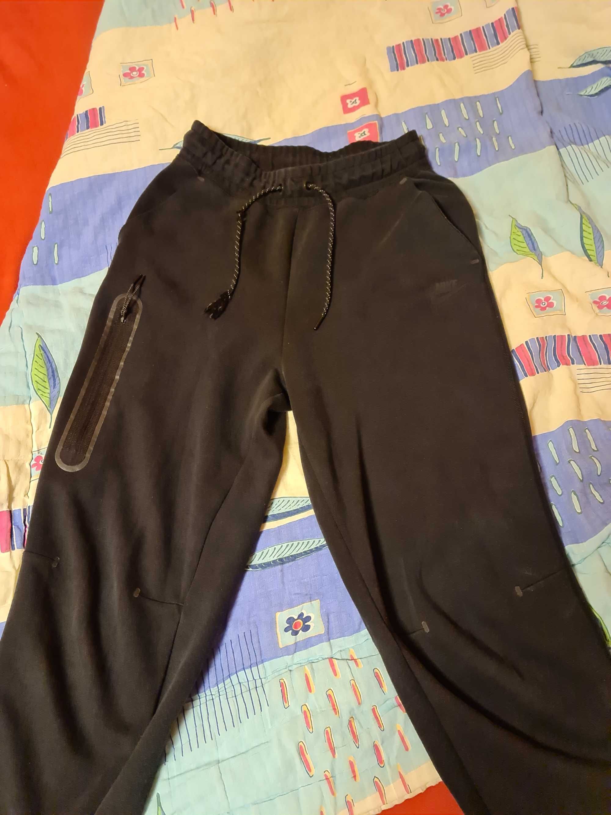 vand pantaloni nike tech