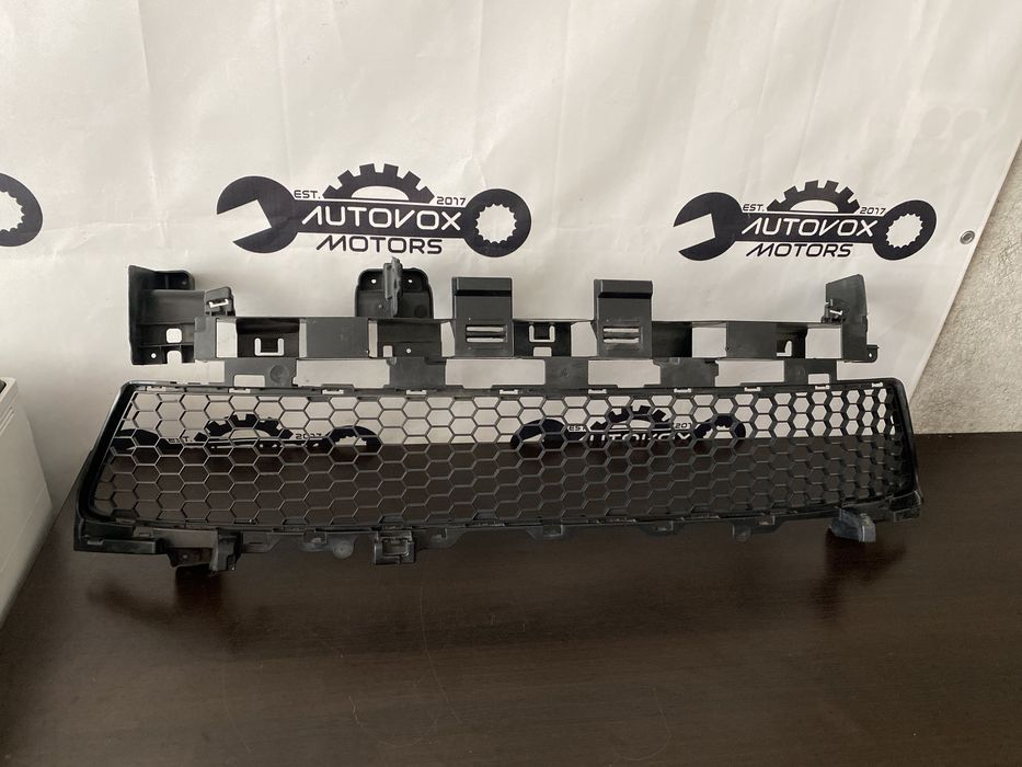 Grila inferioara bara fata Dacia Logan Sandero de la 2012 la 2017