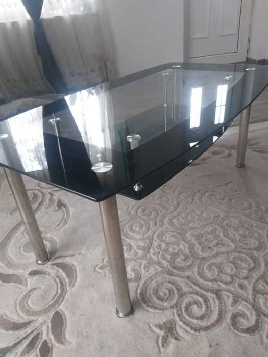 Masa de cafea din sticla neagra