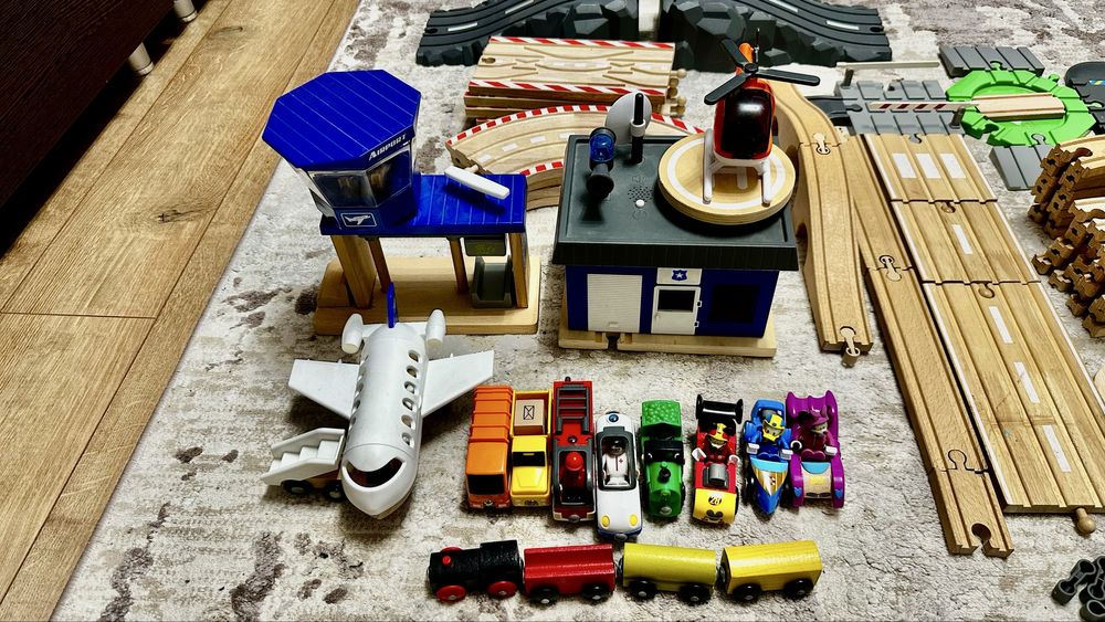 Circuit cale ferata lemn, piese si figurine incluse