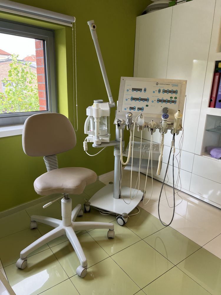 Vand combina cosmetica, pat cosmetic, mobilier pentru salon