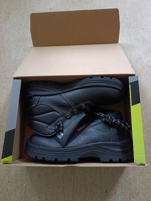 Зимни работни обувки 42 и 46 номер