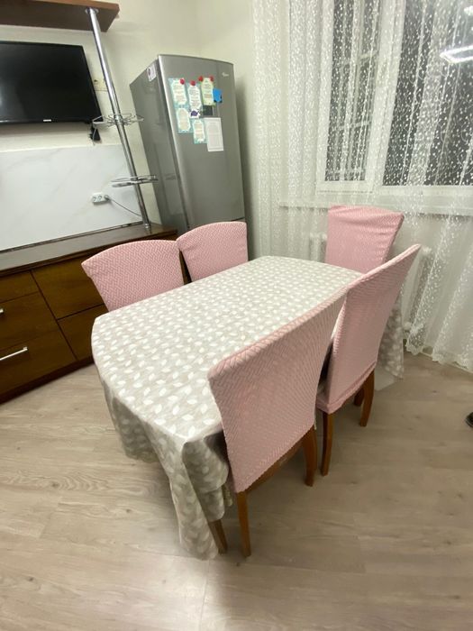 Обеденный стол со стульями для кухни в отличном состоянии