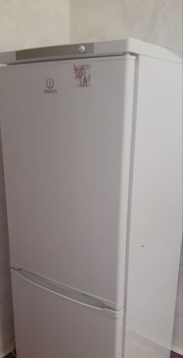Продам холодильник Indesit