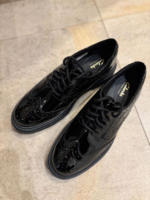 Нови Clarks лачени обувки